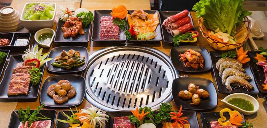 Bàn ăn buffet đầy ắp món ngon tại quận 7