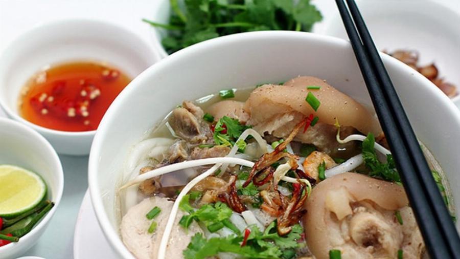 banh canh bot xat nong hoi day ap topping