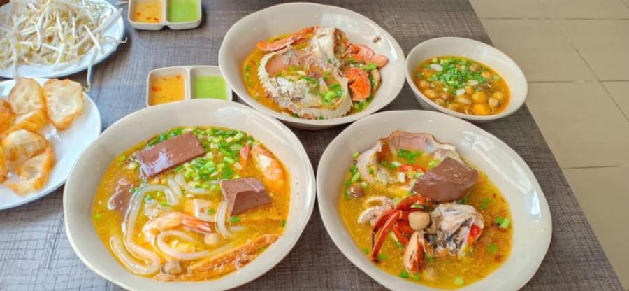 Bánh canh cua 611 quận 7 đầy ắp topping