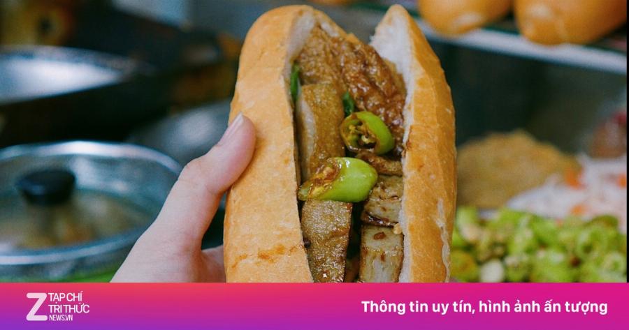 Bánh mì chả cá má hải quận 7 với đầy đủ các thành phần: chả cá, rau sống, đồ chua, ớt, và nước mắm, thể hiện sự đầy đặn và hấp dẫn của món ăn.