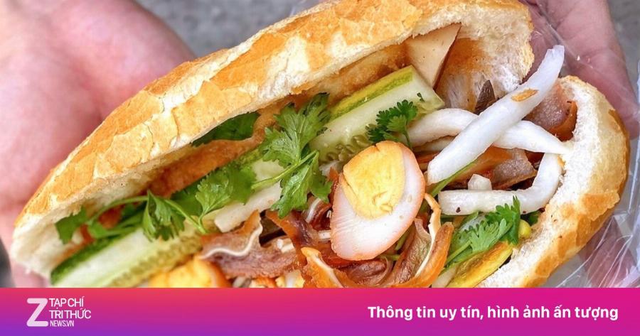 Bánh mì gà quận 7 nhân đầy ắp hấp dẫn với gà xé, pate, đồ chua và rau thơm