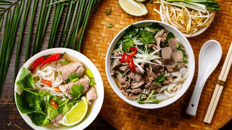 Bánh mì Phượng Hoàng quận 7 với nhân đặc biệt, nhiều thịt và rau thơm