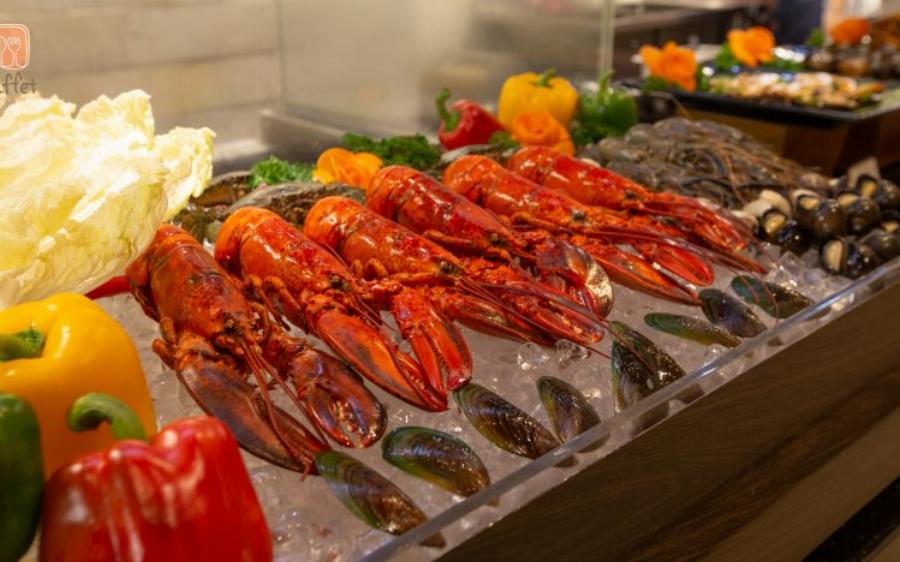 khách hàng đang thưởng thức buffet ốc tại một nhà hàng, không khí vui vẻ và ấm cúng