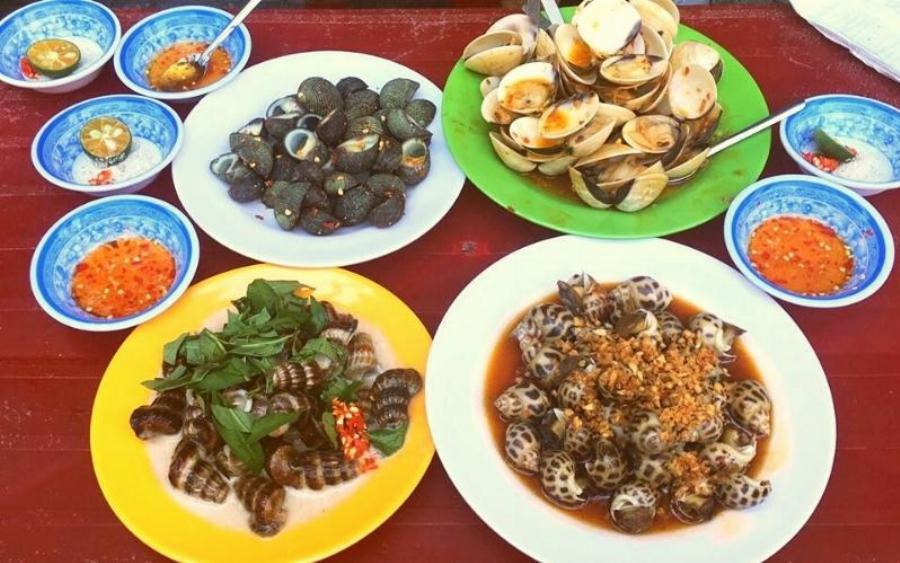 khách hàng đang chọn món tại quầy buffet ốc quận 7, không gian rộng rãi và sạch sẽ