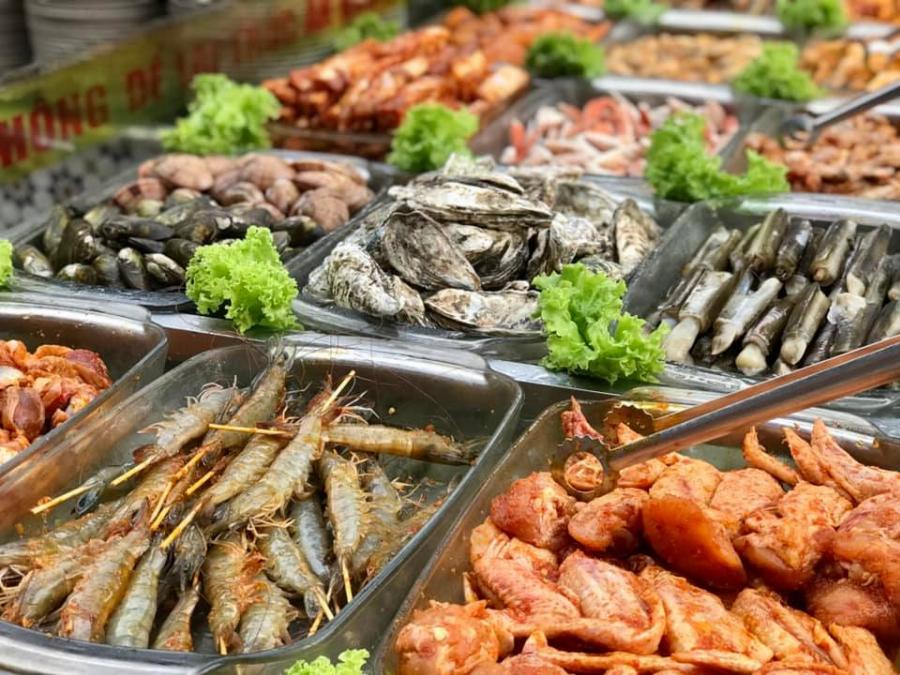 Bàn tiệc buffet với nhiều món nướng hấp dẫn tại một quán buffet bình dân quận 7