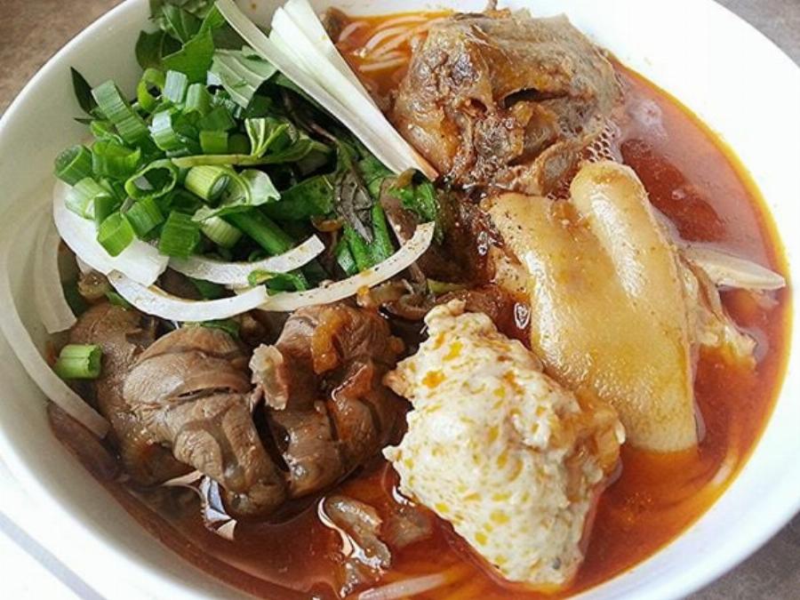 cách thưởng thức bún bò đúng điệu hương vị