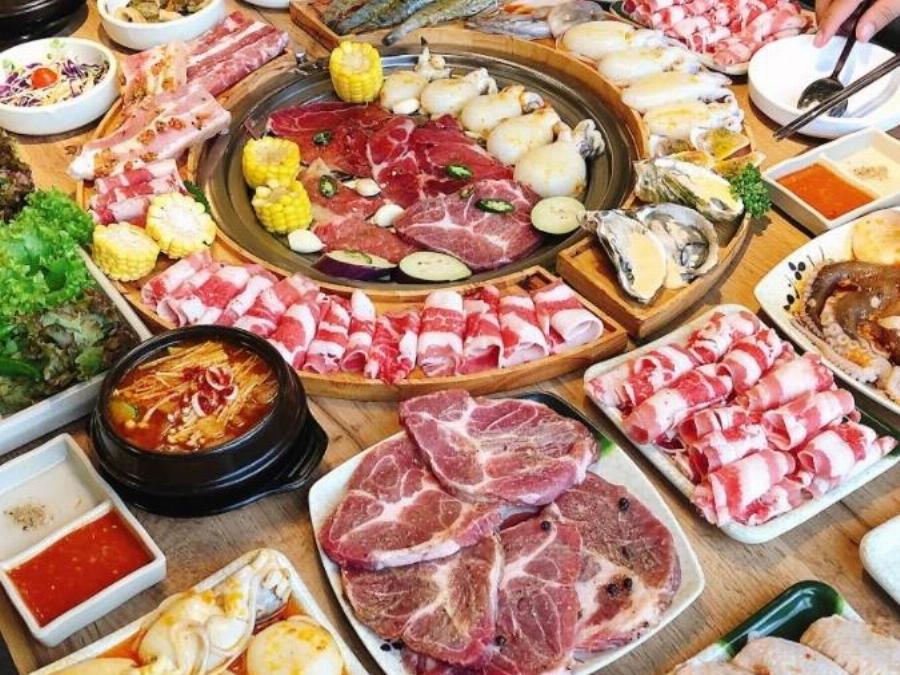 Gỏi cuốn hoàng cung được bày trí đẹp mắt trên đĩa tại một nhà hàng buffet quận 7 với các loại rau tươi và tôm thịt