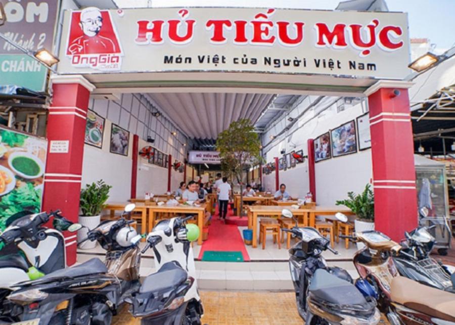 Hủ tiếu mực quận 7 với mực tươi và các loại rau ăn kèm