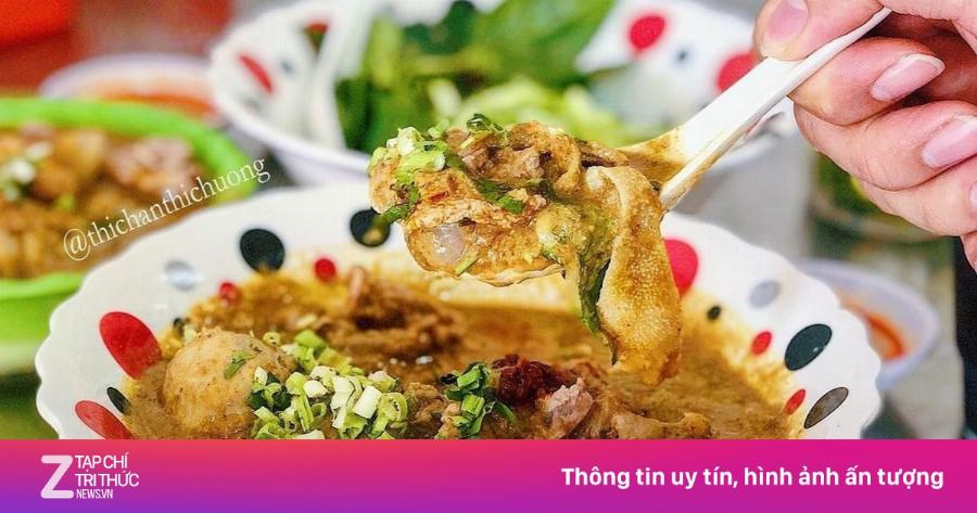 Nước lèo hủ tiếu Sa Đéc quận 7 trong veo, ngọt thanh đậm đà hương vị đặc trưng.