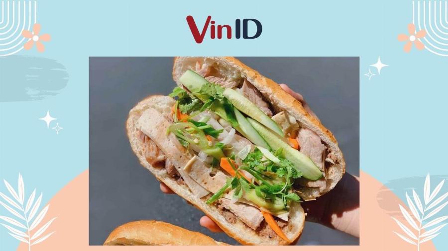 Nguyên liệu tươi ngon cho món bánh mì gà xé quận 7 bao gồm bánh mì, thịt gà xé, rau dưa, hành tây và nước sốt