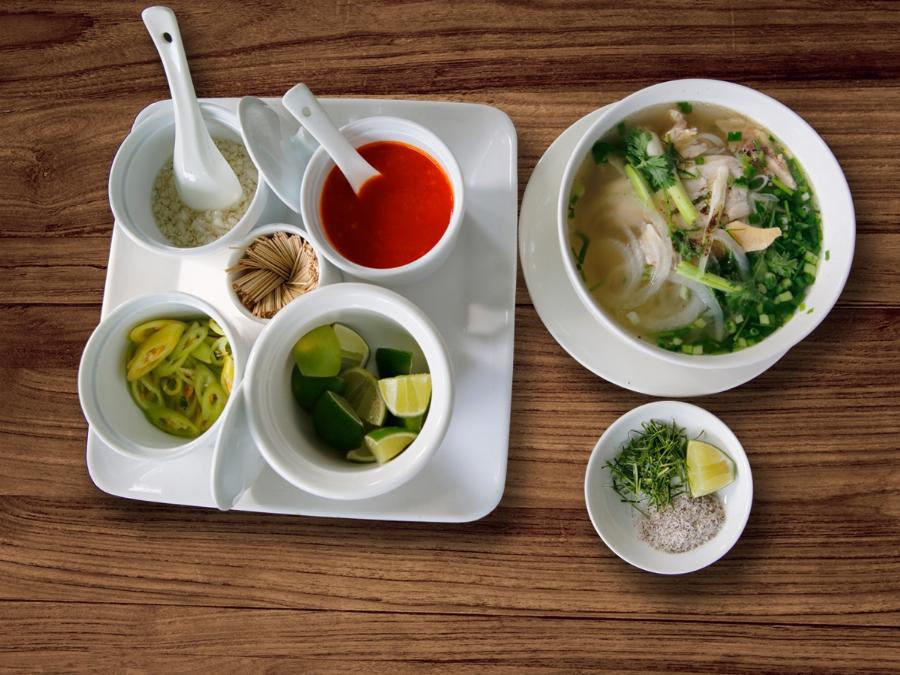 Phở 24 quận 7, thưởng thức khi còn nóng hổi, thêm gia vị để hương vị thêm đậm đà