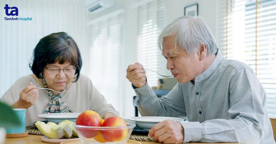 Tô phở Hạt Ngọc quận 7 với bánh phở làm từ gạo lứt huyết rồng màu sắc đặc trưng