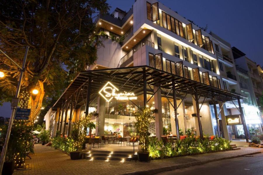 Không gian quán cafe orchid quận 7 xanh mát với nhiều cây cảnh và hoa lan