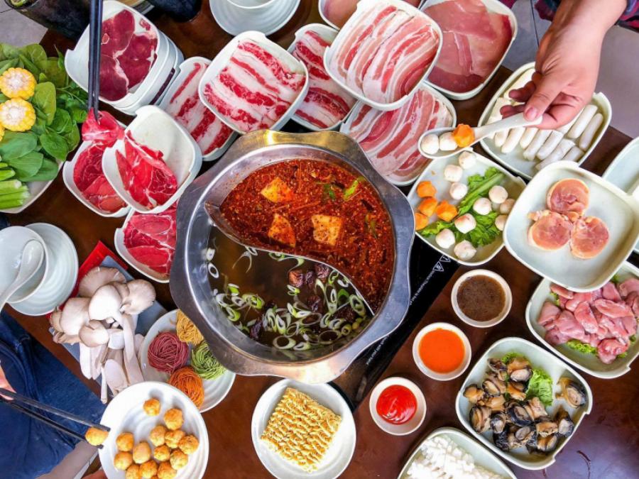 Quán nướng ông Mập quận 7, hình ảnh cận cảnh món sườn nướng tảng sốt BBQ, màu sắc hấp dẫn, trông rất ngon miệng