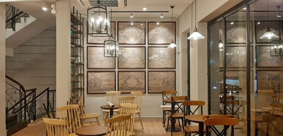 Bàn ghế thoải mái và ánh sáng tự nhiên tại một study cafe quận 7