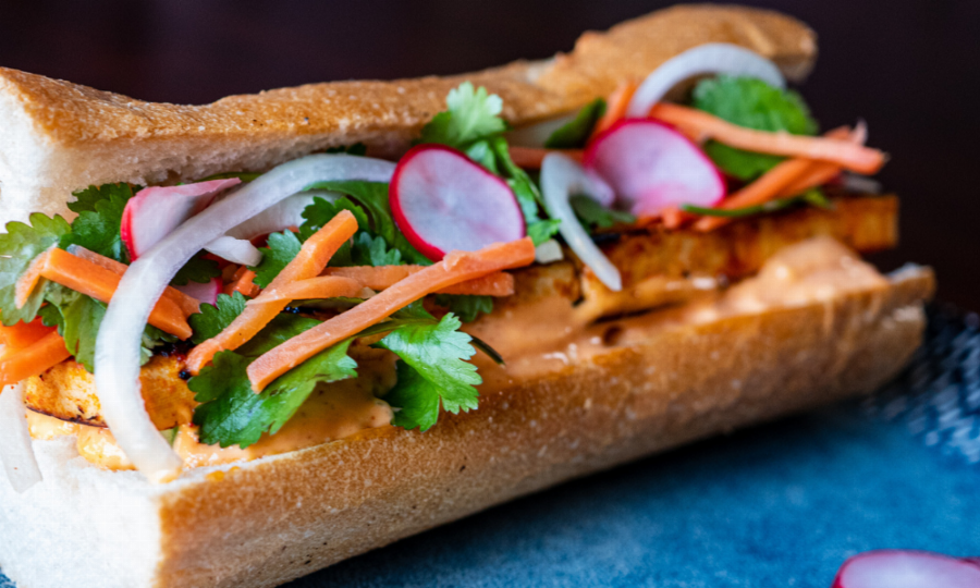 xe-banh-mi-chay-quan-7-dong-khach