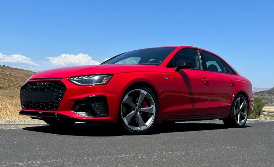 Minh họa cảnh báo va chạm của Audi Pre Sense City trên màn hình trung tâm xe Audi