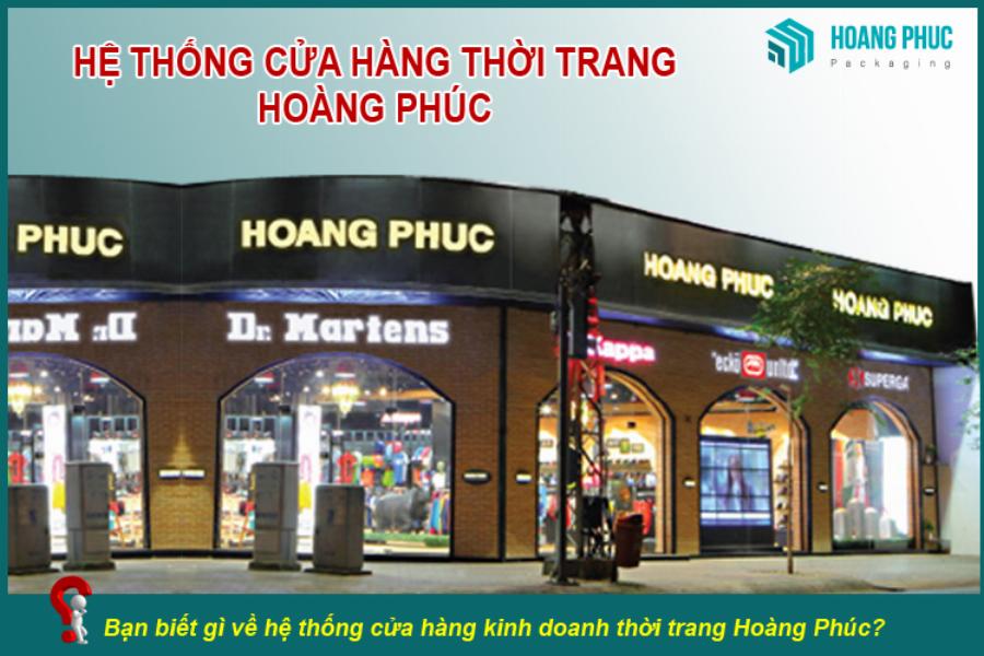 Không gian bên trong cửa hàng Hoàng Phúc Vincom Hạ Long trưng bày đa dạng sản phẩm giày dép quần áo