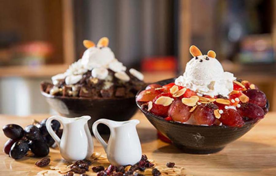 Bingsu Hata với topping đa dạng hấp dẫn như trái cây, bánh gạo và sốt chocolate