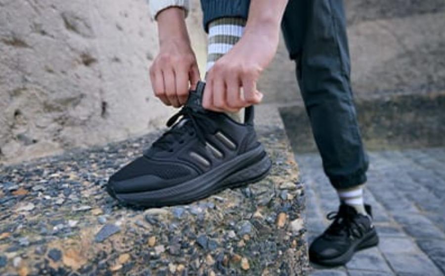 Các mẫu quần áo thể thao adidas mới nhất gồm áo thun, quần short, áo khoác được trưng bày tại adidas Vincom Quảng Ngãi