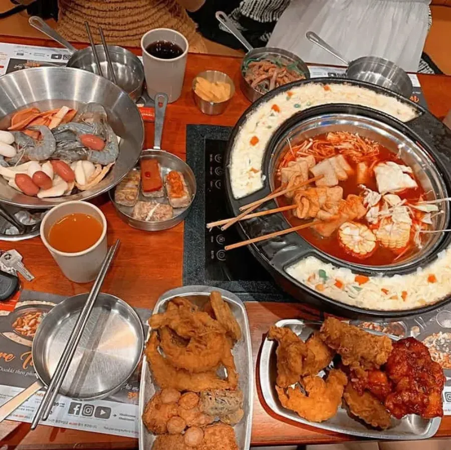 Đĩa đầy ắp các món ăn kèm hấp dẫn tại Dookki như gà rán, tempura, cơm nắm