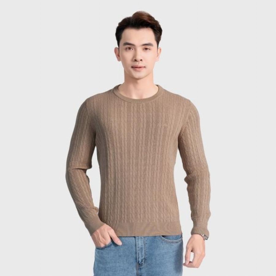 Cận cảnh chi tiết đường may và chất liệu vải cao cấp của áo sơ mi nam tại cửa hàng Aristino Vincom Hạ Long