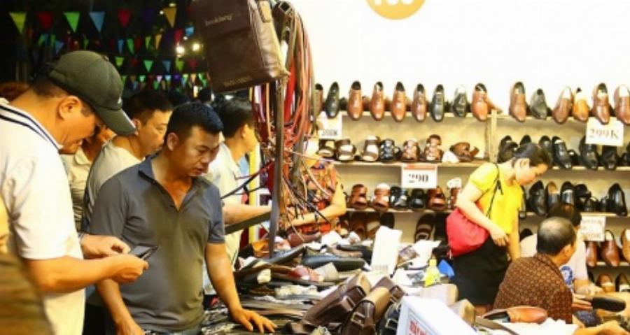 Chương trình khuyến mãi Co.opmart Hà Nội giảm giá sốc nhiều mặt hàng, thu hút đông đảo khách hàng.