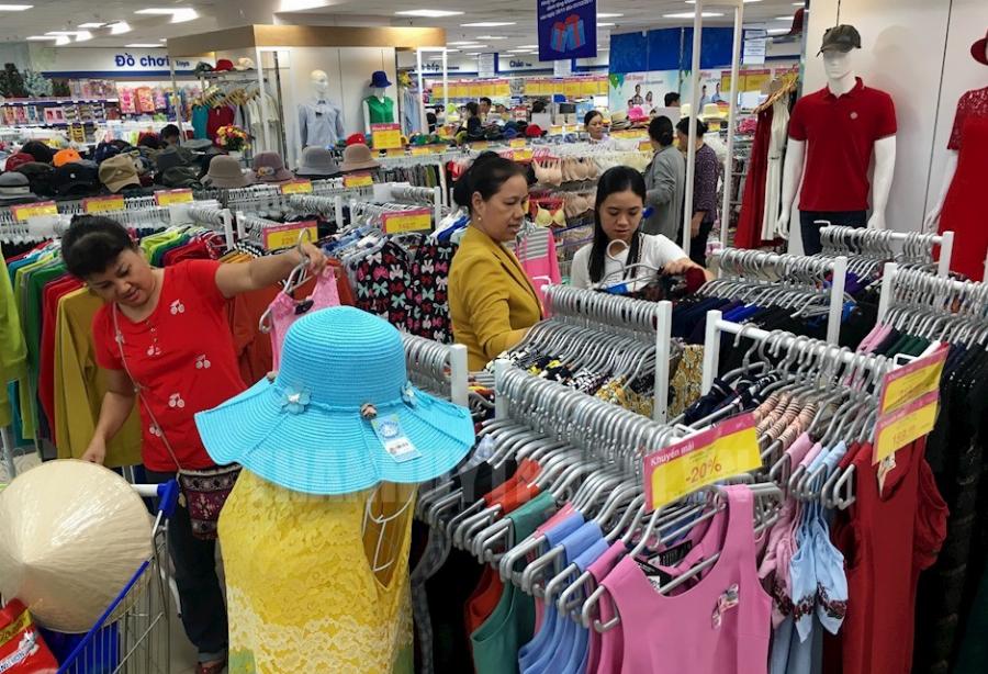 Hình ảnh các gian hàng sản phẩm đa dạng tại Co.opmart Chu Văn An, bao gồm thực phẩm tươi sống, đồ gia dụng và hàng tiêu dùng.