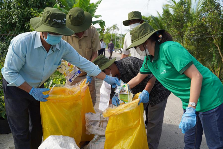 Co.opmart Phú Lâm tham gia các hoạt động cộng đồng hỗ trợ người nghèo và bảo vệ môi trường