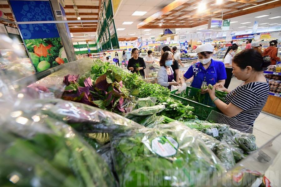 Hình ảnh khu vực thực phẩm tươi sống tại Co.opmart Tam Kỳ với rau củ quả tươi ngon.