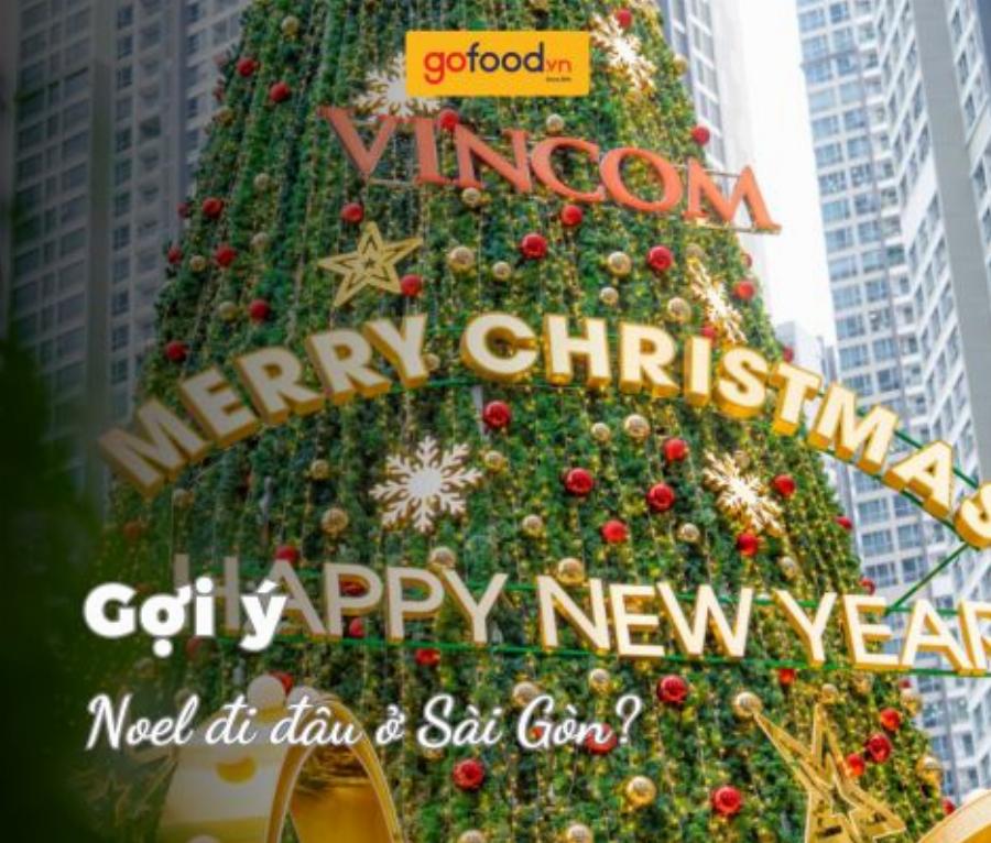 Hình ảnh cận cảnh một ly cocktail đặc sắc, màu sắc hấp dẫn được trang trí đẹp mắt đặt trên bàn tại sky bar Vincom Huế, nền là khung cảnh thành phố mờ ảo.