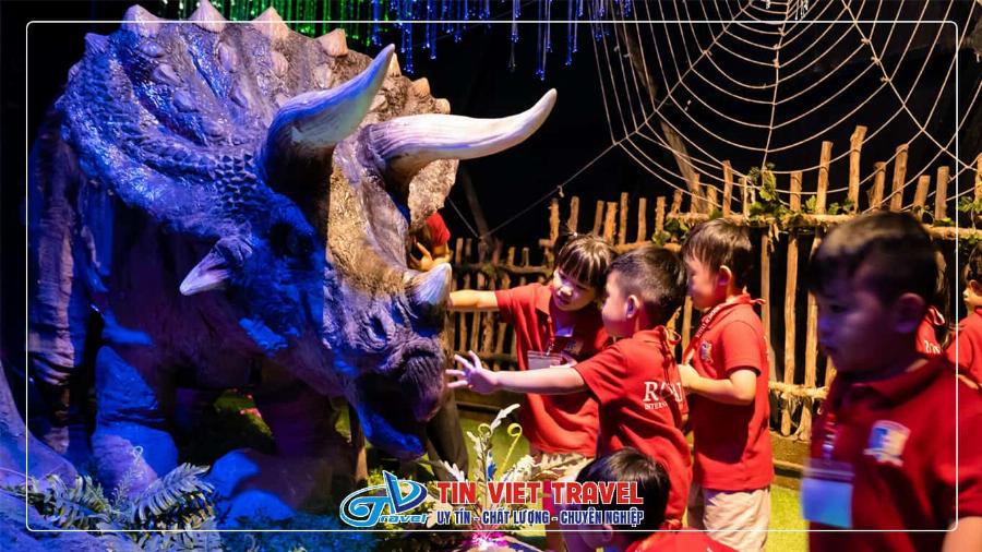 Mô hình T-Rex sống động tại công viên khủng long Gigamall