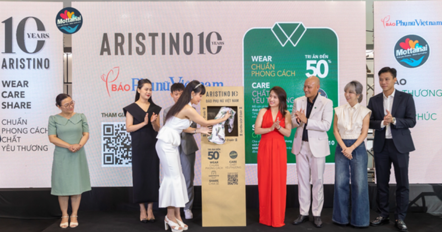 Không gian trưng bày sản phẩm thời trang nam Aristino tại Vincom Plaza Quảng Ngãi tầng L1 với ánh sáng tốt và cách sắp xếp khoa học