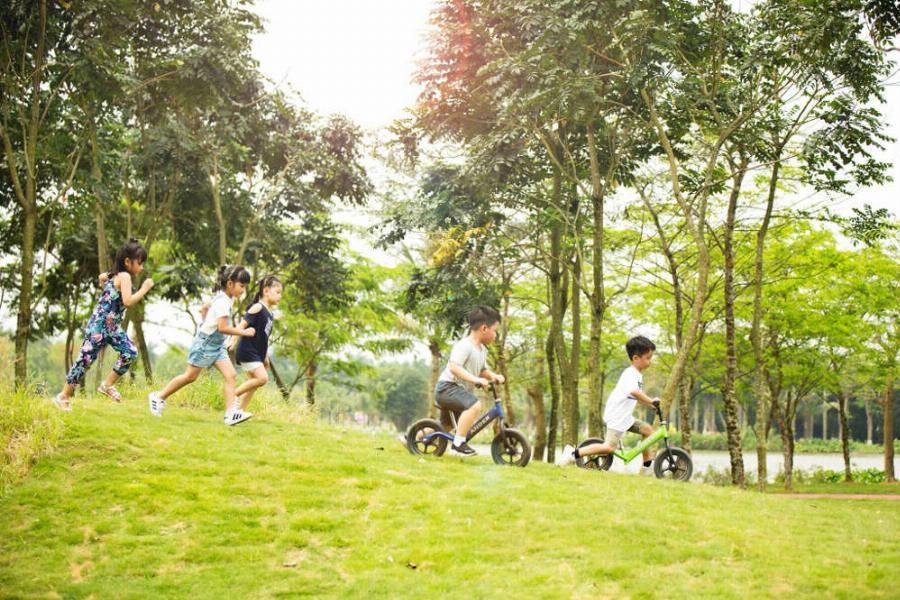 Gia đình đang vui vẻ picnic trên thảm cỏ xanh tại Công viên Mùa Xuân Ecopark