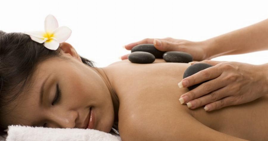 Những viên đá bazan màu đen được làm nóng dùng cho liệu pháp massage đá nóng tại Tô Châu Hóc Môn