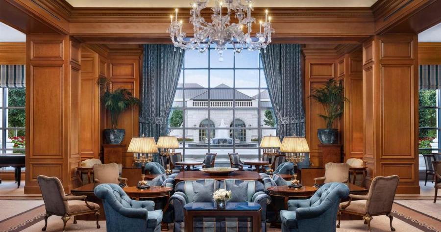 Hình ảnh minh họa việc xem đánh giá khách hàng về spa massage ở Bình Thạnh trên điện thoại