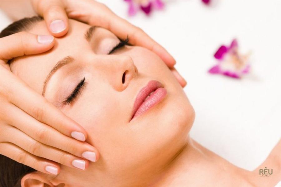 Hình ảnh liệu trình massage đá nóng đang được thực hiện tại Massage Rose Quận 7