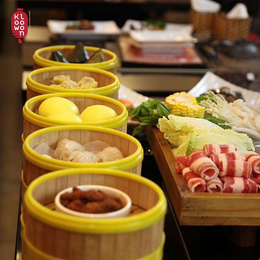 Các xửng dim sum nóng hổi hấp dẫn đặc trưng của Taipan như há cảo, xíu mại được bày biện đẹp mắt trên bàn ăn