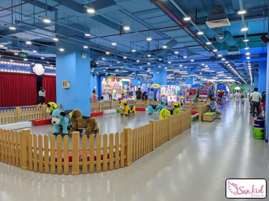 Hình ảnh quầy vé khu vui chơi tiNiWorld Vincom Thủ Đức với bảng giá và nhân viên đang tư vấn