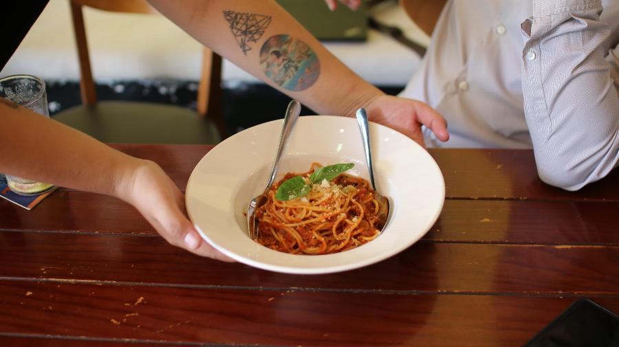 Gia đình vui vẻ thưởng thức pizza tại Italiani's Pizza Parc Mall