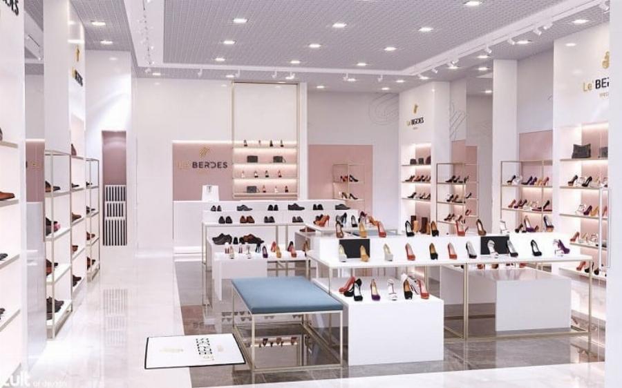 Kệ trưng bày các mẫu giày nữ Vascara đa dạng kiểu dáng tại cửa hàng Vạn Hạnh Mall, từ cao gót đến búp bê, sandal.