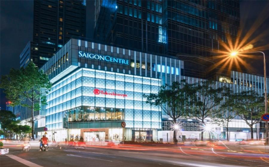 Một gia đình đang vui vẻ mua sắm tại Gigamall Quận 2 vào một ngày cuối tuần.