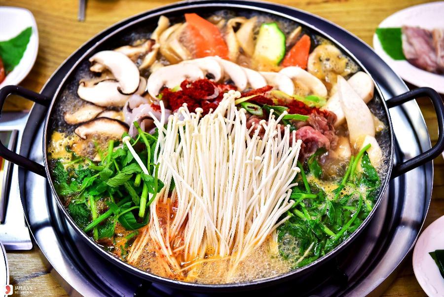 Hình ảnh các nhóm khách hàng tại Gogi House Co.opmart Quang Trung, gia đình, bạn bè, cặp đôi, không gian nhà hàng