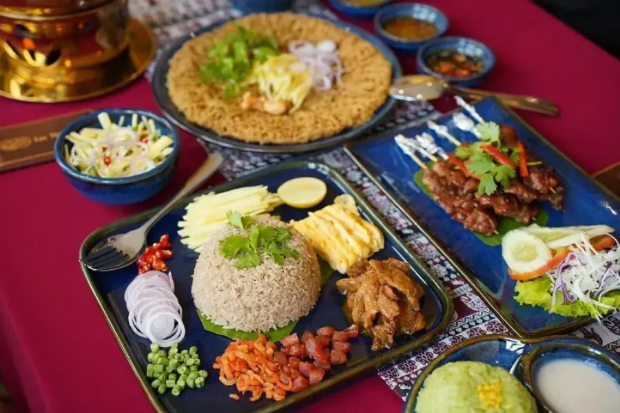 Đĩa gỏi đu đủ tôm khô ba khía Som Tum tại Chang Vạn Hạnh Mall đầy màu sắc, hấp dẫn với sợi đu đủ giòn, tôm khô, đậu phộng và rau thơm.