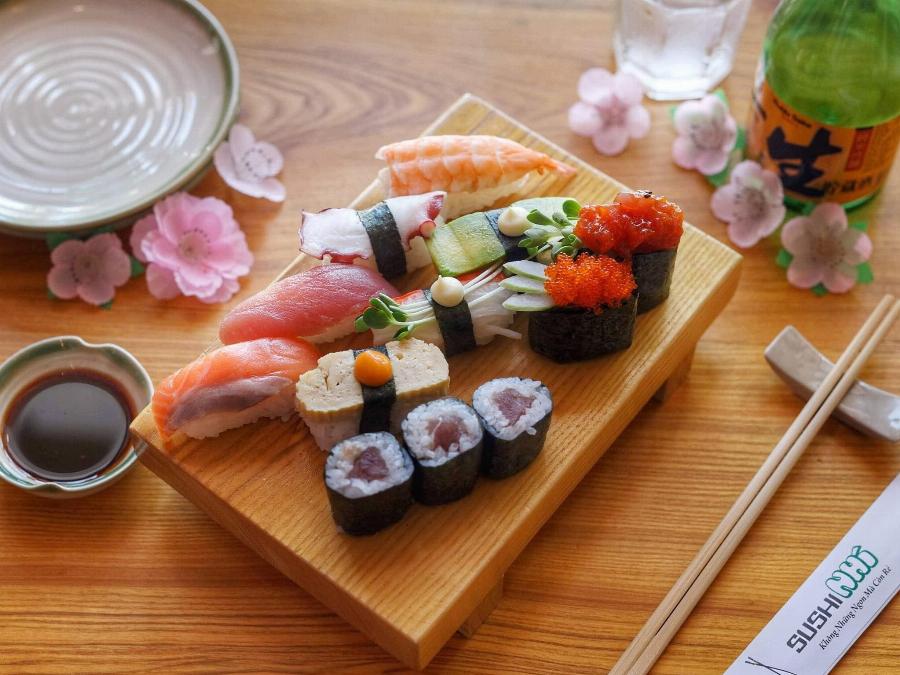 Sushi California Roll tại Hotto, món sushi quen thuộc được nhiều người yêu thích.