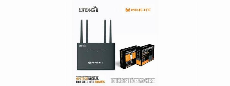 khach-hang-su-dung-wifi-mixue-de-lam-viec