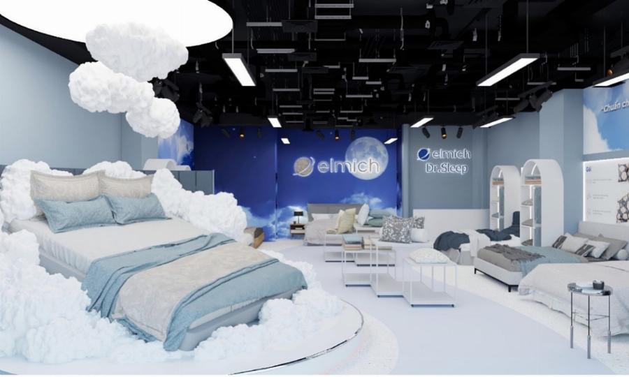 Một khách hàng đang xem xét và được nhân viên tư vấn về chiếc vali Samsonite tại cửa hàng ở Vincom Huế