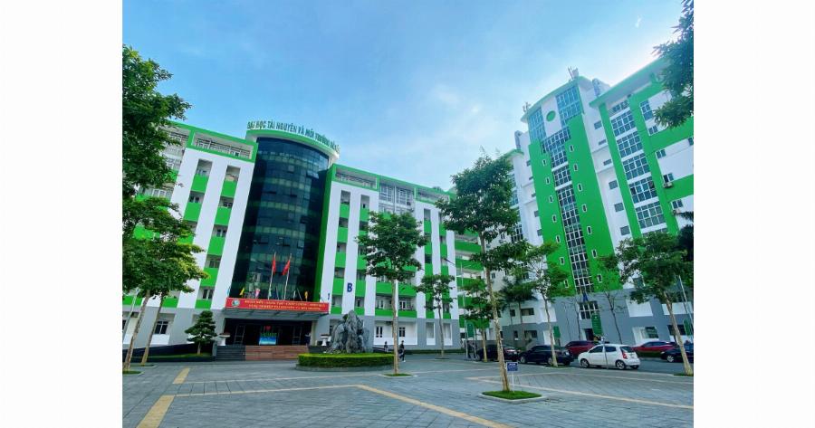 Khách hàng vui vẻ tại Mixue 77A Đặng Văn Ngữ