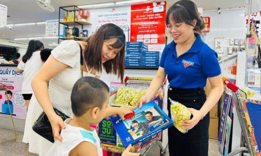 Khách hàng vui vẻ mua sắm tại Co.opmart Hiệp Thành Quận 12