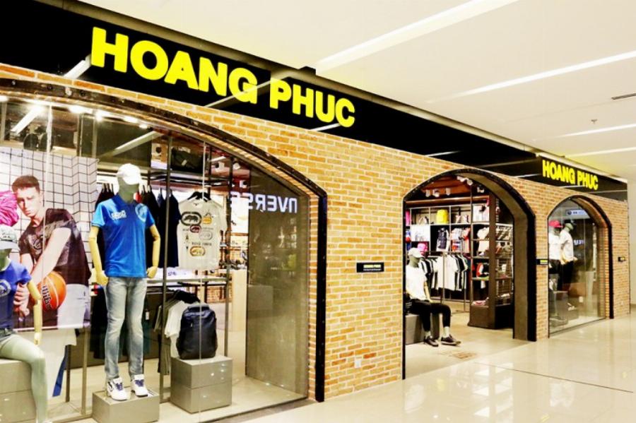 Khách hàng đang trải nghiệm lựa chọn quần áo giày dép tại cửa hàng Hoàng Phúc Vincom Hạ Long